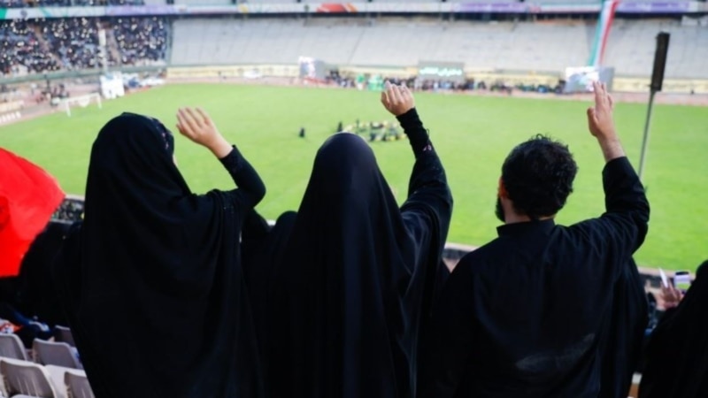 روزنامه فرهیختگان «کم‌تعداد» بودن تجمع مدافعان حجاب اجباری را تأیید کرد