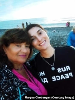 Марина Чобанян разом з мамою
