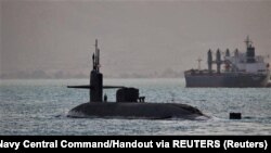 Podmornica USS Florida (SSGN 728) prolazi Sueskim kanalom u Egiptu, na putu prema Bliskom istoku kao potpora Petoj floti SAD-a sa sjedištem u Bahreinu, 7. april 2023. 