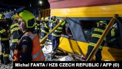 Пожарникарите извлекуваат патници од превртените вагони на патнички воз што се судри со товарен воз, Пардубице, 5 јуни 2024 
