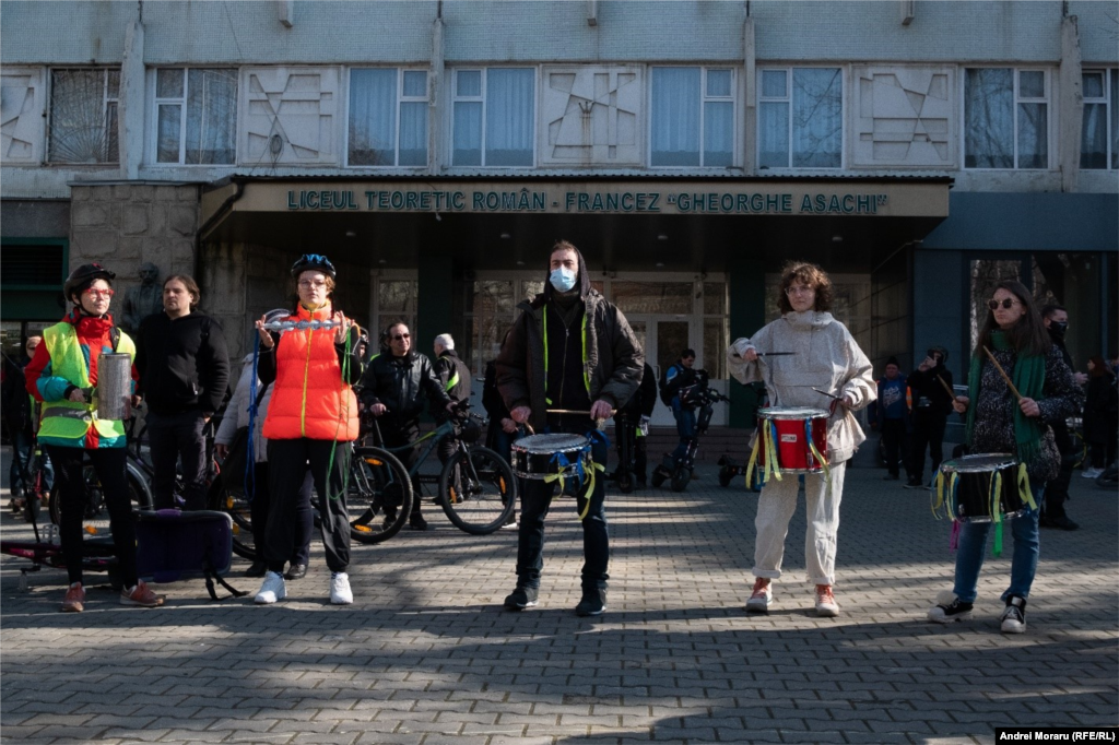 Apoi pe ritmurile tobelor RoR Chișinău - Ritmurile Rezistenței s-a organizat un marș la care au participat toți, inclusiv pietonii, până pe strada Ismail.&nbsp;&nbsp;