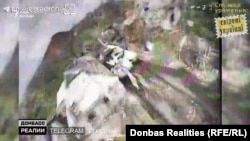 Зображення з камери FPV-дрона за мить до влучання у танк, що максимально притиснений до стіни будинку – так техніку убезпечують від артилерійського вогню