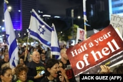 На плакате протестующего написано: "Полгода ада". Тель-Авив, 6 апреля 2024 года