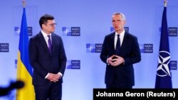 Ministri i Jashtëm i Ukrainës, Dmytro Kuleba, dhe sekretari i Përgjithshëm i NATO-s, Jens Stoltenberg, gjatë një konference për media pas një takimi në selinë e NATO-s në Bruksel, më 4 prill 2023.
