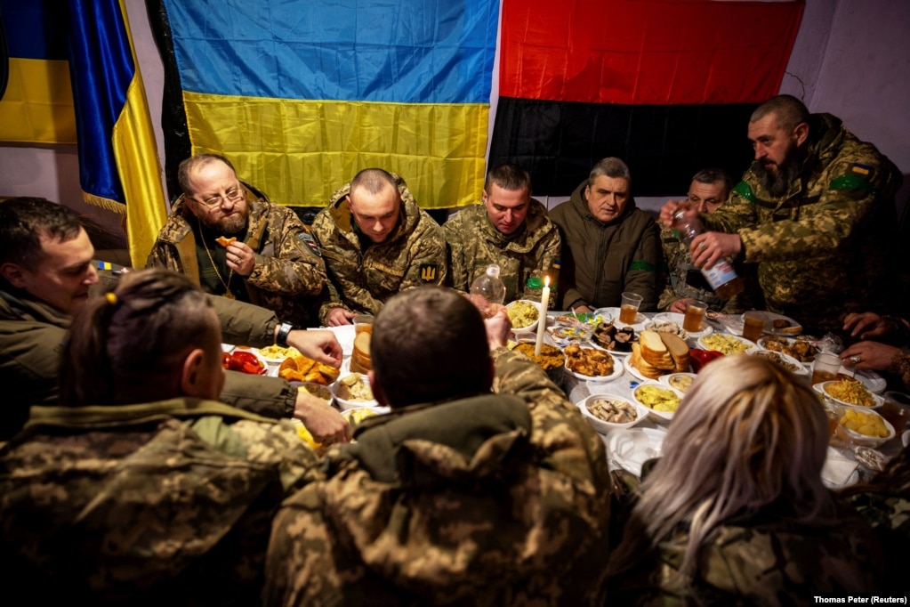 Бійці 14-ї окремої механізованої бригади імені князя Романа Великого ЗСУ у Святвечір біля лінії фронту в Куп’янському районі на Харківщині, 24 грудня 2023 року