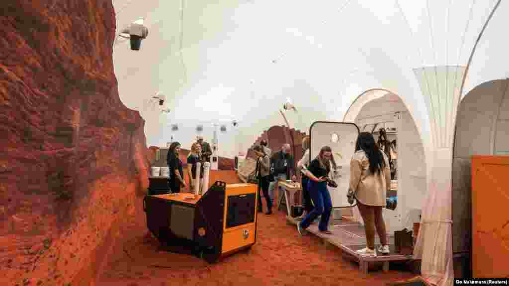 Medijske ekipe tokom ture unutar područja simulacije Marsovog pejzaža na Mars Dune Alpha 11. aprila 2023.