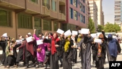 آرشیف - شماری از زنان در کابل در پیوند به اعمال محدودیت های بر زنان و دختران از سوی حکومت طالبان دست به اعتراض زده اند
