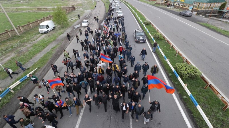 Протестующие против делимитации границ на северо-востоке Армении идут на Ереван