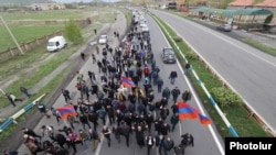 Armenia - Protesters march to Yerevan from Tavush province, May 6, 2024.