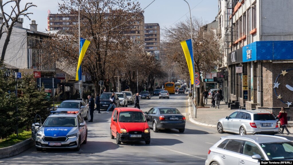 Flamuj ukrainas të vendosur në një rrugë të Prishtinës, më 24 shkurt.