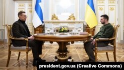 A finn és az ukrán elnök Kijevben 2024. április 4-én