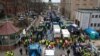 Польські фермери блокують вулицю під час протесту в Щецині, 3 квітня 2023 року