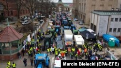 Польські фермери блокують вулицю під час протесту в Щецині, 3 квітня 2023 року