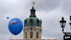 Balon sa logom njemačke krajnje desničarske stranke Alternativa za Njemačku (AfD) ispred berlinske palate Šarlotenburg ukrašene zastavama duginih boja tokom predizborne kampanje ove stranke u Berlinu 24. septembra 2021.