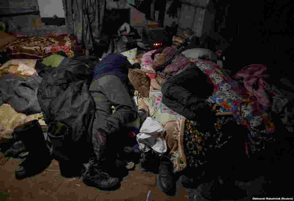 Українські військові відпочивають в укритті, 3 березня 2023 року. Зеленський у своєму нічному відеозверненні 5 березня визнав, що битва за Донбас є &laquo;болісною і складною&raquo;. Сили Кремля продовжують зусилля з оточення Бахмуту