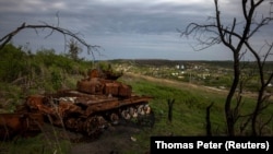 Згорілий російський танк поблизу Богородичного на Донеччині, 17 квітня 2024 року
