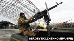 Ukraynada mobil hava hücumundan müdafiə qruplarının hərbi təlimi.