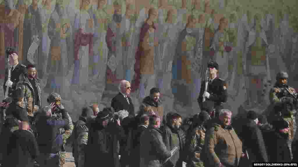 Gjatë vizitës, Zelensky e shoqëroi Bidenin për një vizitë në Katedralen e Shën Michaelit.