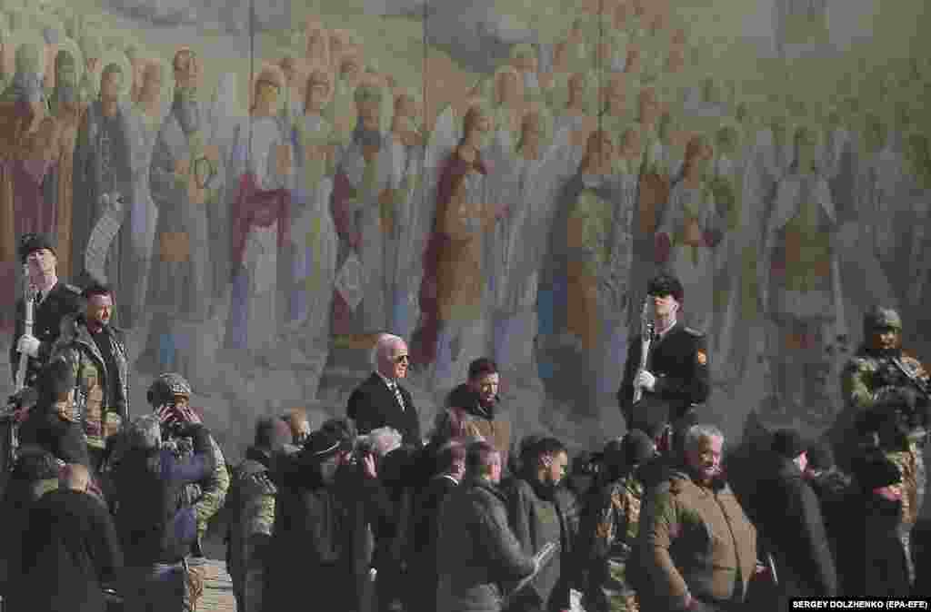 В ходе визита Зеленский провел с Байденом обзорную экскурсию по Михайловскому Златоверхому собору.