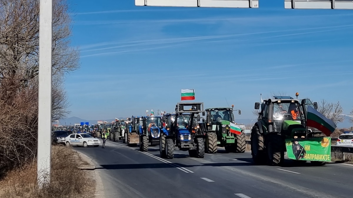 Земеделци започнаха безсрочен протест в 10 часа във вторник. 80