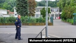 Policija ispred škole u Lukavcu 14. juna 2023.