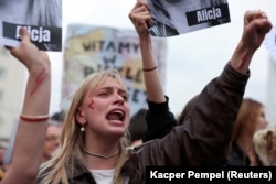 Tânără în vârstă de 16 ani, participă la un protest, după ce o femeie însărcinată a murit la spital într-un incident despre care militanții spun că este din cauza legilor poloneze privind avortul. Varșovia, Polonia, 14 iunie 2023.