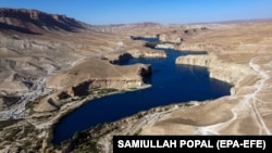 Vedere asupra parcului național Band-e-Amir din Bamiyan