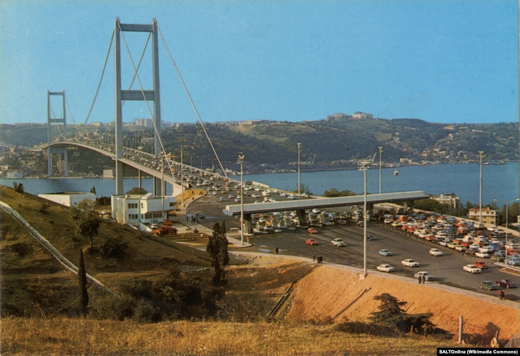 Ura e Bosforit, e njohur gjithashtu si Ura e Parë, është një nga dy urat e varura që kalojnë Bosforin, që lidhin Azinë dhe Evropën. Kryeministri turk, Adnan Menderes, inicioi ndërtimin e urës në vitin 1960, por ky proces u ndërpre nga grushti ushtarak i 27 majit të vitit 1960. Ndërtimi filloi përfundimisht në vitin 1970 dhe ura u hap më 30 tetor 1973 duke shënuar 50-vjetorin e themelimit të republikës.