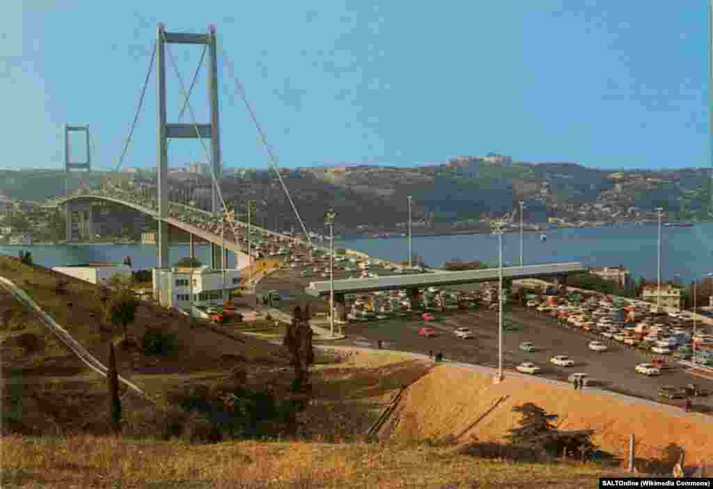 Босфорский мост, который также называют Первым Босфорским, &ndash; один из двух висячих мостов, соединяющих Азию и Европу через Босфор. Его сооружение инициировал премьер-министр Турции Аднан Мендерес еще в 1960 году, но процесс был прерван военным переворотом 27 мая 1960 года. В итоге строительство начали в 1970 году и открыли 30 октября 1973 года, в честь 50-летия образования Турецкой Республики
