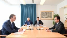 Presidenti i Serbisë, Aleksandar Vuçiq, përballë kryeministrit të Kosovës, Albin Kurti, në bisedimet e ndërmjetësuara nga dy zyrtarët e lartë të Bashkimit Evropian, Josep Borrell dhe Mirosllav Lajçak, më 14 shtator 2023, në Bruksel.