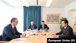 Aleksandar Vučić (predsednik Srbije, levo), Žozep Borelj (visoki predstavnik EU za spoljnu politiku i bezbednost), Miroslav Lajčak (specijalni predstavnik EU za dijalog), Albin Kurti (kosovski premijer) u Briselu tokom dijaloga, septembar 2023. 