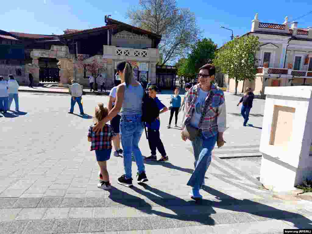 Жаркое апрельское солнце манит на прогулку: на улицах в центре Феодосии много детей и взрослых 