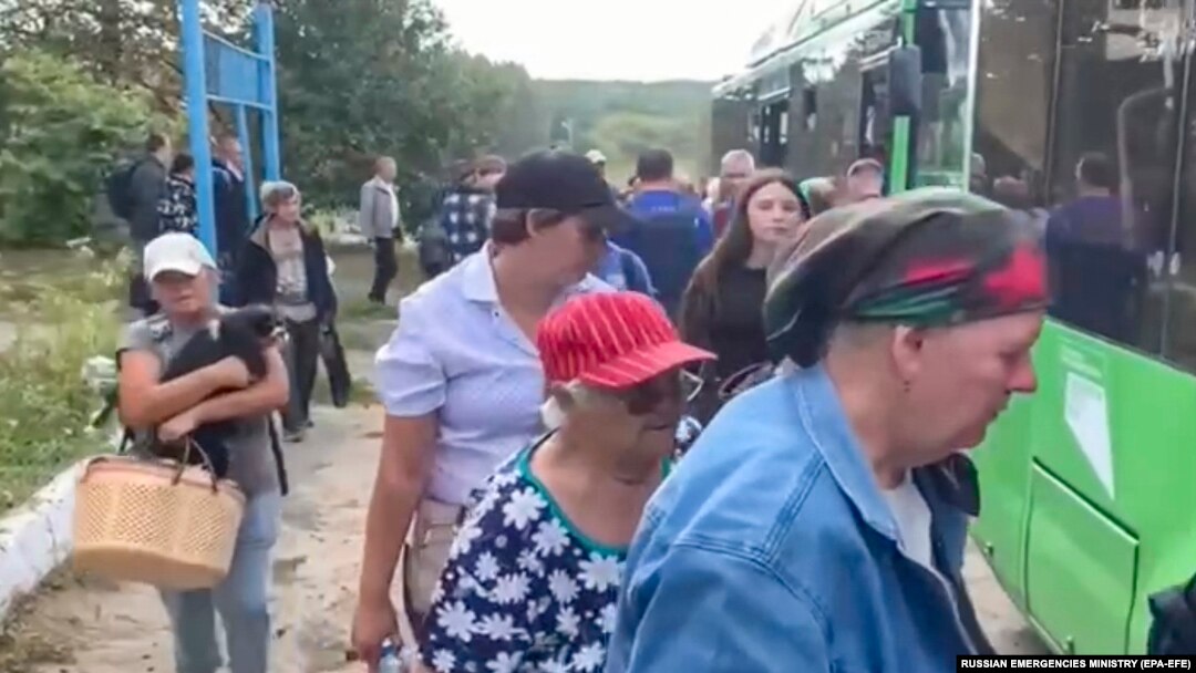 Localnici din Kursk urcă în autobuzele cu care sunt evacuați din localitățile de frontieră din regiune de frontieră cu Ucraina - 13 august 2024. Aproximativ 200 de locuitori ai regiunii Kursk au sosit la Moscova, inclusiv 162 de copii.