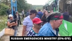 Localnici din Kursk urcă în autobuzele cu care sunt evacuați din localitățile de frontieră din regiune de frontieră cu Ucraina - 13 august 2024. Aproximativ 200 de locuitori ai regiunii Kursk au sosit la Moscova, inclusiv 162 de copii.