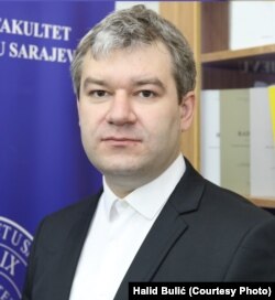 Profesor na Filozofskom fakultetu u Sarajevu Halid Bulić tvrdi da kod manjeg broja građana postoji mit o ćirilici kao isključivo "srpskom pismu"