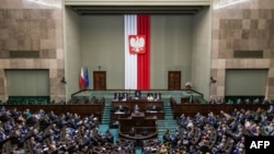  Доналд Туск приказва пред депутатите след гласуването в полския парламент 