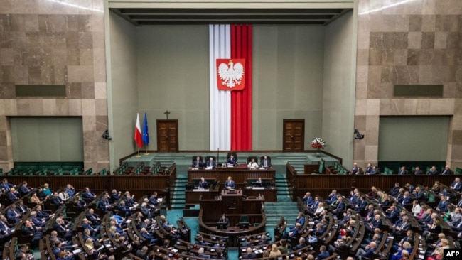 Доналд Туск говори пред депутатите след гласуването в полския парламент