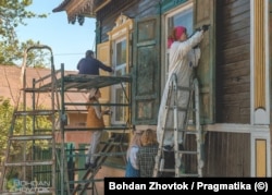 Волонтеры реставрируют 130-летний дом с деревянным кружевом в Чернигове
