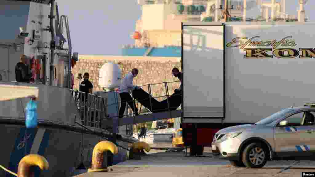2023. június 15-én a görögországi Kalamata kikötőjében a parti őrség a balesetben&nbsp;elhunyt menekültek holttesteit emeli át egy hűtőkocsiba.&nbsp;A hajótörés oka máig vitatott. A görög parti őrség tagadta, hogy bármi köze lett volna hozzá