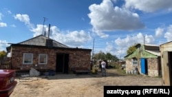 Еңбек ауылындағы шамалы тұрғын үйлердің бірі. Павлодар облысы, 22 қыркүйек, 2023 жыл.