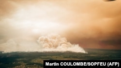 Ovog 10. jula 2023. godine, snimak iz vazduha koji je objavila Societe De Protection Des Forets (SOPFEU) 18. jula 2023. prikazuje dim od šumskog požara koji guta šumu u sjevernoj zoni kanadske provincije Kvebek. 
