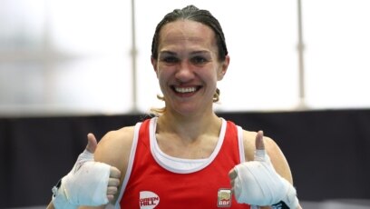 Тя е първата българка станала световна шампионка по бокс Дълги