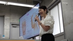 Студенти учат да се смеат на час по насмевка