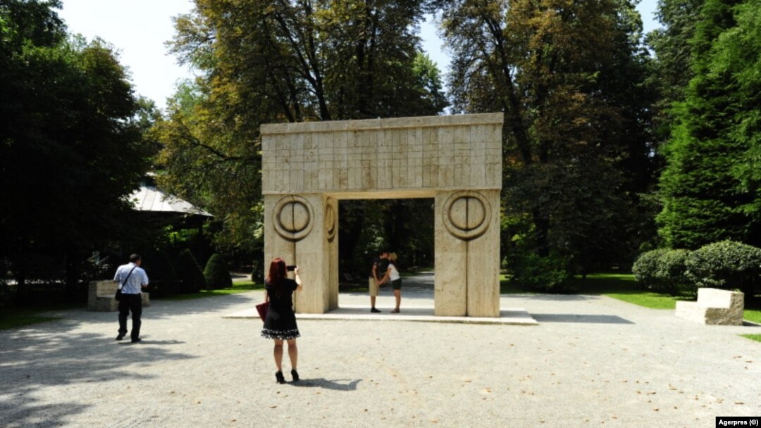 Ansamblul sculptural de la Târgu Jiu include Poarta Sărutului, Masa Tăcerii și Coloana Infinită.