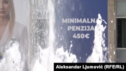 Pankarta elektorale në Mal të Zi - Rritja e pensioneve dhe e pagave është premtuar nga të gjitha partitë gjatë fushatës zgjedhore në Mal të Zi, por nuk është saktësuar nëse një gjë e tillë parashihet në një të ardhme afatshkurtër apo afatgjatë.