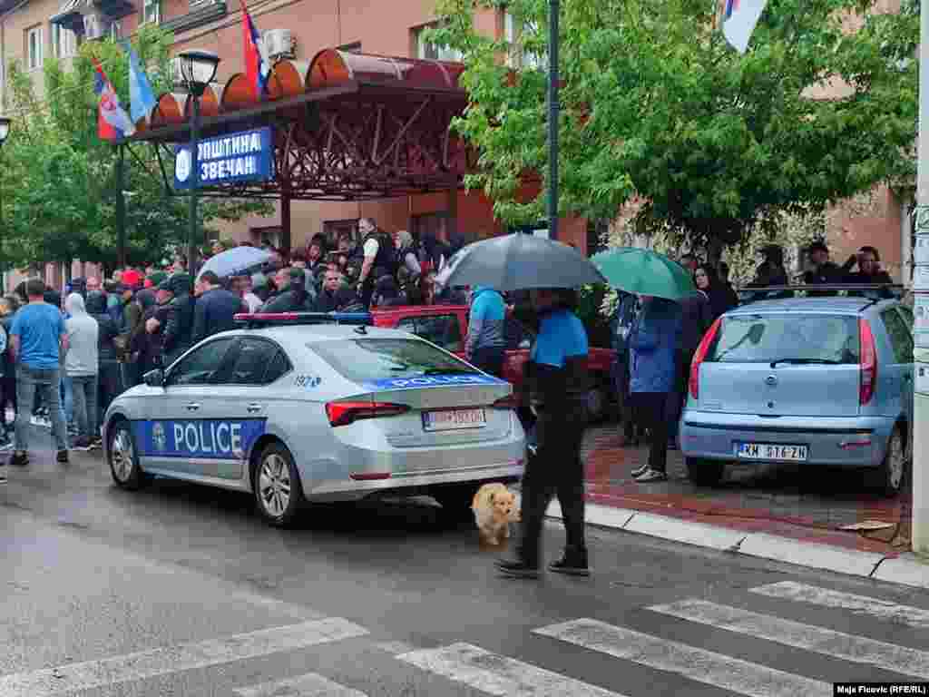 Qytetarë të mbledhur para objektit të Komunës së Zveçanit, ku&nbsp;u dëgjuan edhe të shtëna armësh, ndërsa në vendngjarje u panë edhe automjete të ndihmës së shpejtë.