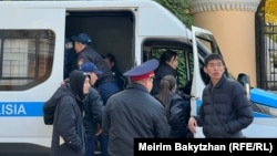 Полицейские и автозак у места предполагаемого митинга в Алматы. 25 октября 2023 года