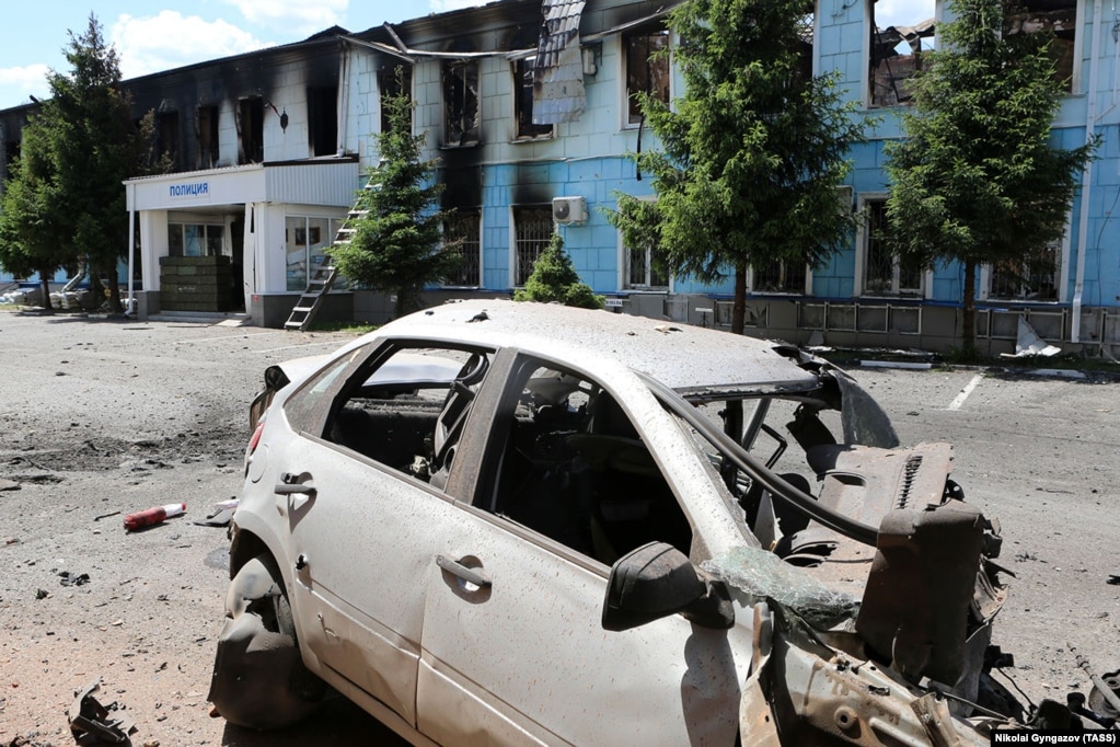 Una foto del 6 giugno mostra una stazione di polizia distrutta e un'auto a Shebekino, la capitale amministrativa del distretto di Shebekino nella regione di Belgorod.  Natalia Ceremchenko, una residente evacuata della zona, ha dichiarato a Current Time il 5   Giugno che “le secche informazioni sulla situazione nella regione trasmesse dal nostro governo, dal ministero della Difesa, non rispecchiano la realtà di quanto sta accadendo lì”.