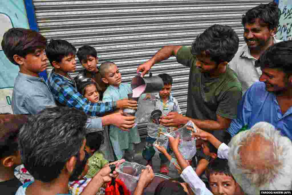 Djeca čekaju na piće u siromašnom dijelu Lahorea u Pakistanu.&nbsp;