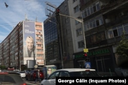 Un bloc din București cu fotografia unui candidat la alegerile locale din 2024.